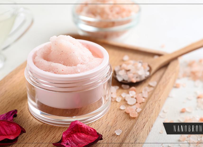 Effetti di esfoliazione delle sopracciglia