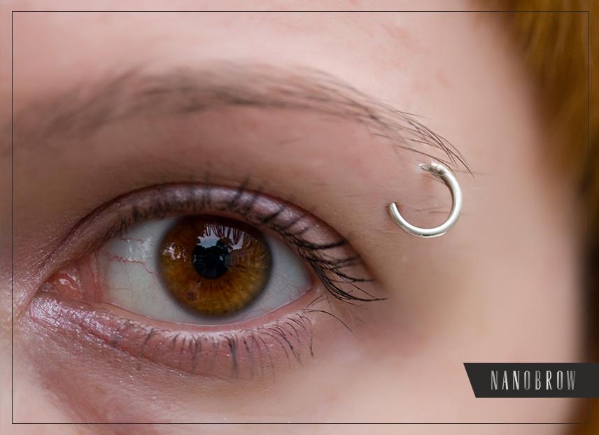 trucco che corrisponda al piercing al sopracciglio